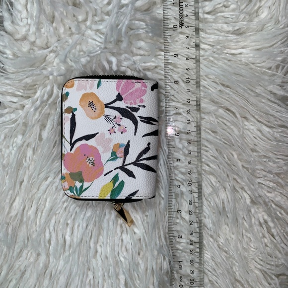 NWOT 🌸 💼 Flower Wallet - Picture 2 of 6
